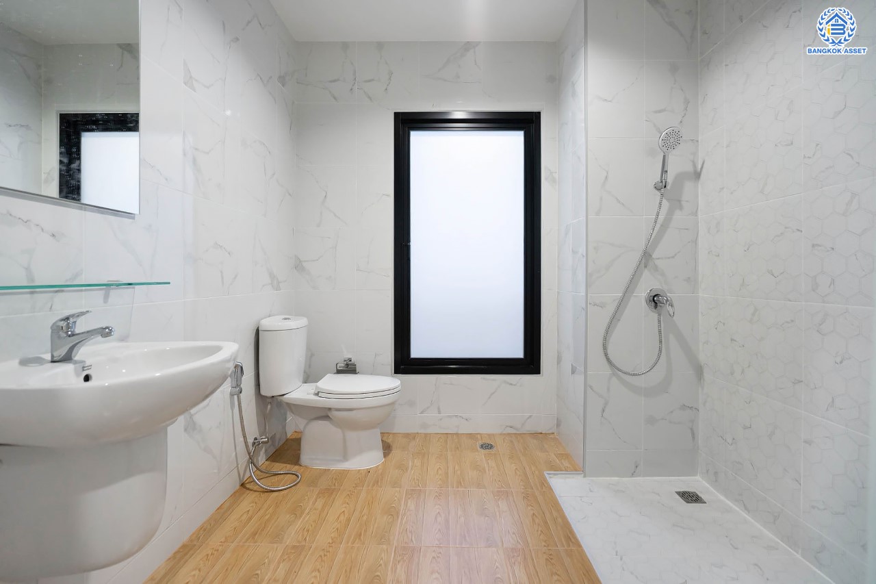 บ้านมือสองตกแต่งใหม่ ม.เศรณี ดอนเมือง-สรงประภา เนื้อที่ 27.7 ตร.ว. ฟังก์ชันจัดเต็ม 4 ห้องนอน 3 ห้องน้ำ จอดรถได้ 1 คัน ตอบโจทย์ครอบครัวใหญ่ มีความเป็นส่วนตัว เดินทางเข้าสู่ใจกลางเมืองได้อย่างสะดวกสบาย ใกล้สนามบินดอนเมือง และทางด่วนศรีสมาน...